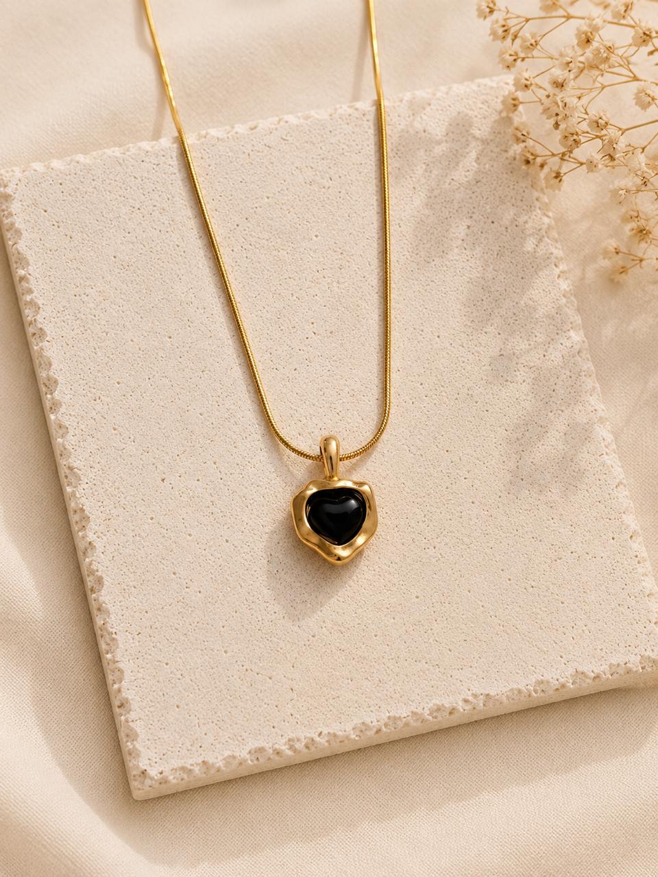 Noirelle Heart Necklace